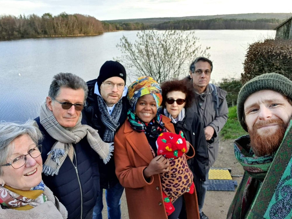 Selfie de la famille devant le lac de Paimpont